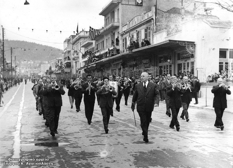 Δεκαετία του 1960. Η φιλαρμονική του Δήμου  Σερρών. Επικεφαλής ο Απόστολος Αδαμίδης.