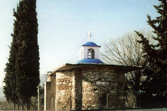 Το τρίκογχο ναϋδριο στην είσοδο της Οινούσας, που συνδέεται με το υστεροβυζαντινό καθολικό του Αγίου Νικολάου