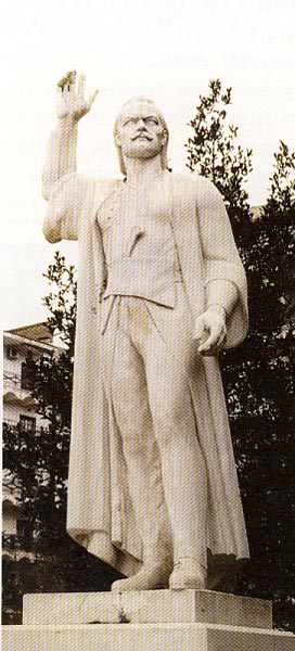 Ο μαρμάρινος ανδριάντας ανδριάντας του Σερραίου αρχιστράτηγου των μακεδονικών δυνάμεων Εμμ. Παπά (1772-1821) στην κεντρική πλατεία της πόλης.
