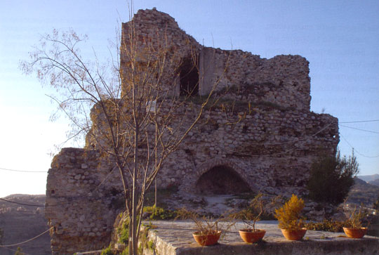 Απομεινάρια μιας άλλοτε ισχυρής βυζαντινής ακρόπολης, στο λόφο του Κουλά, που δεσπόζει της πόλεως των Σερρών.