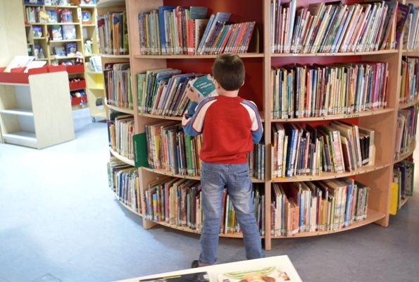 ράφια παιδικής βιβλιοθήκης
