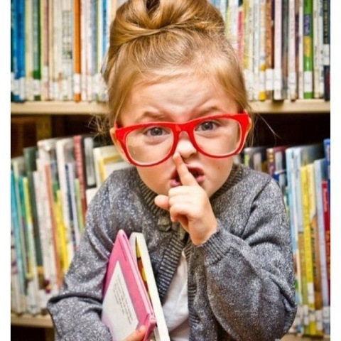 φωτογραφία με ένα παιδάκι βιβλιοθηκονόμο 
