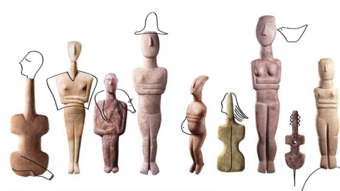 φωτογραφία με κυκλαδικά αγαλματάκια