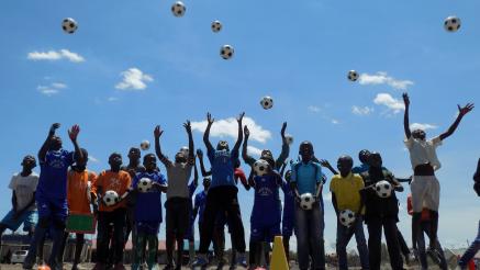 παιδιά της Αφρικής που παίζουν με μπάλες ποδοσφαίρου