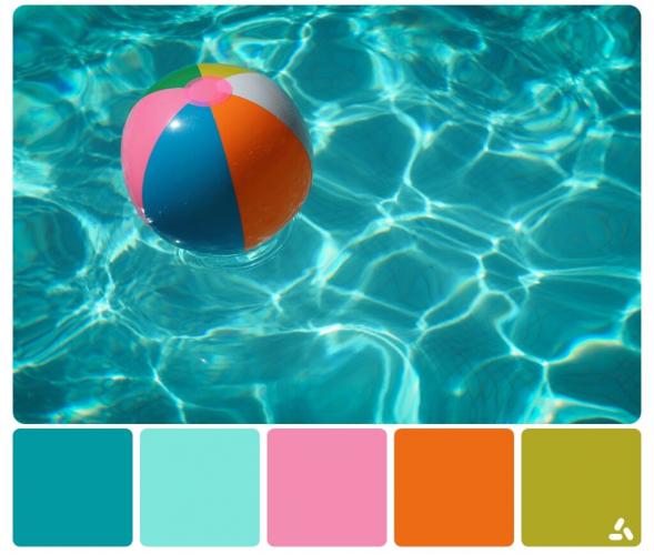 φωτογραφία μια μπάλα σε πισίνα