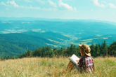φωτογραφία με παιδί που διαβάζει σε λόφο